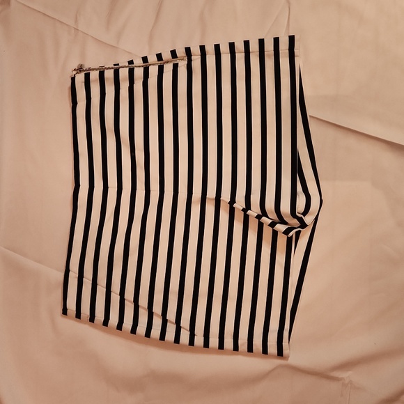 RW & Co High-waisted striped shorts - Picture 1 of 9